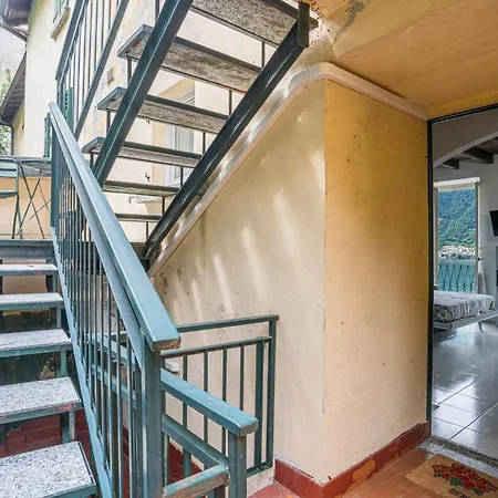 Guesthost - Lovely Lakefront Studio-flat Apartman *