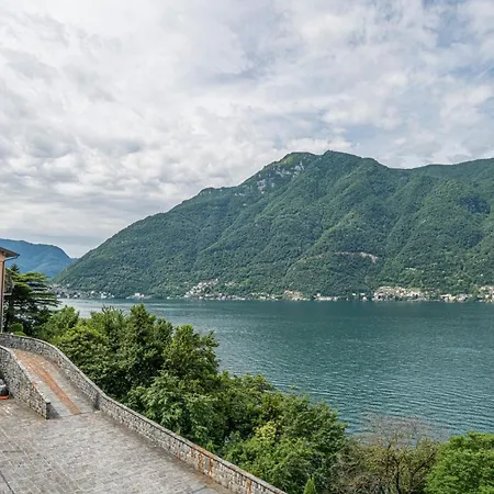 Guesthost - Lovely Lakefront Studio-flat Apartment *