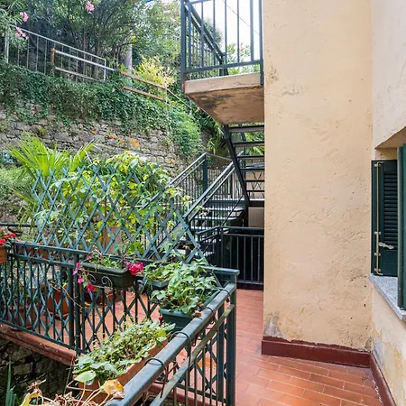Guesthost - Lovely Lakefront Studio-flat Apartment *